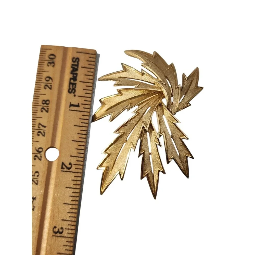 Vintage signed Crown‎ Trifari gold tone jagged leaf leaves brooch pin